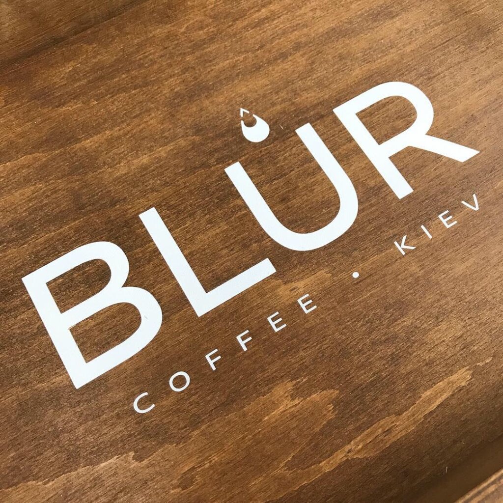 Логотип Blur Coffee Kiev на тонованій фанерній таці