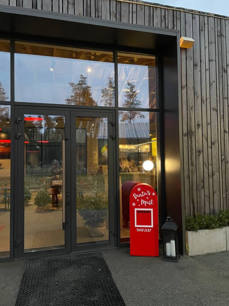 Поштова скринька Santa’s Mail біля входу в комплекс SHELEST