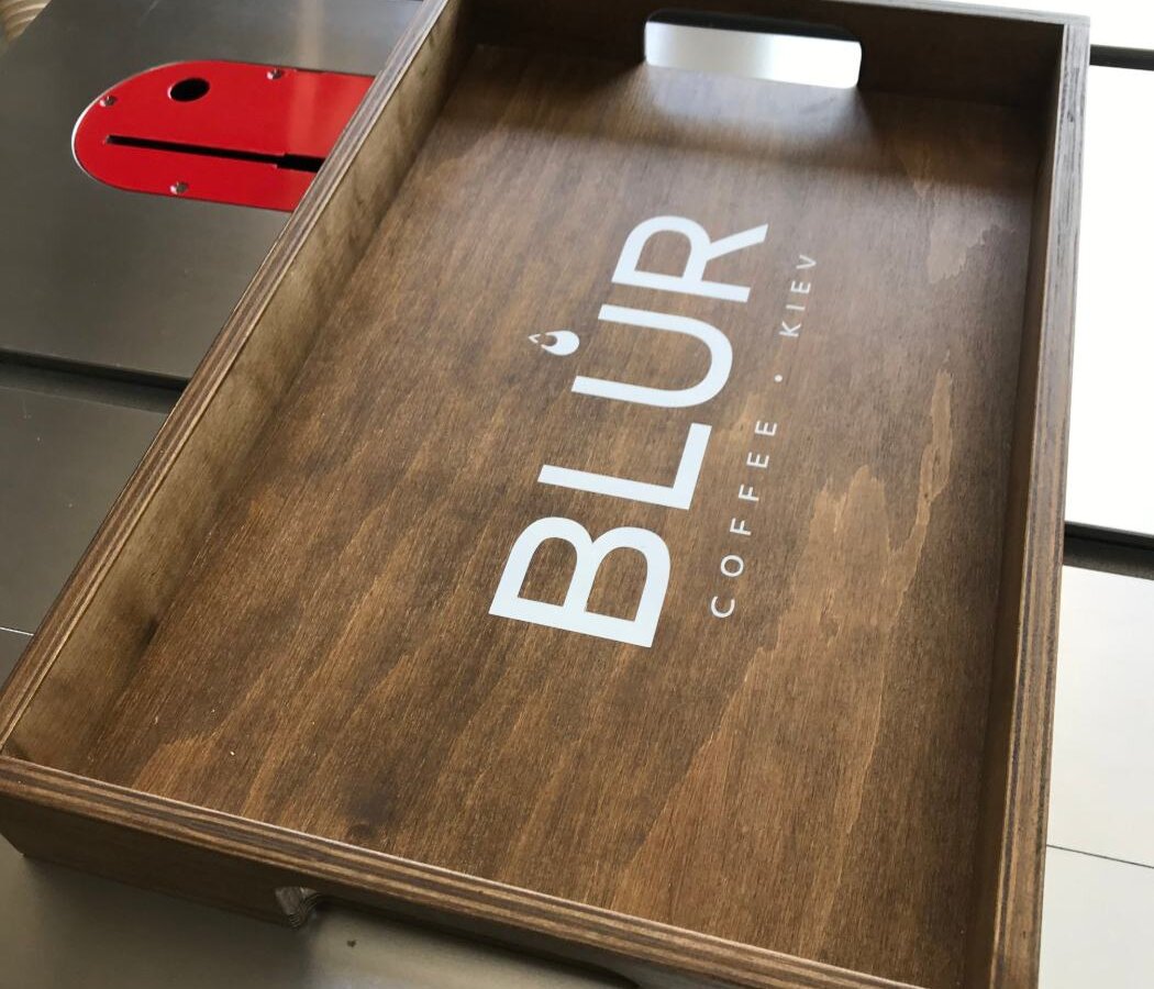 Дерев’яна таця з фанери з логотипом Blur Coffee Kiev у майстерні «Щепка»