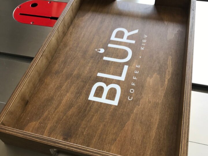 Дерев’яна таця з фанери з логотипом Blur Coffee Kiev у майстерні «Щепка»