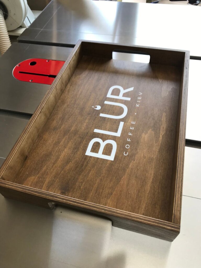 Деревянный поднос из фанеры с логотипом Blur Coffee Kiev