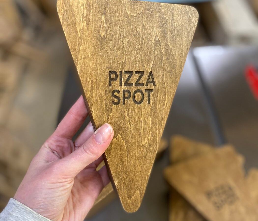 Гравіювання логотипа Pizza Spot на тонованій фанері