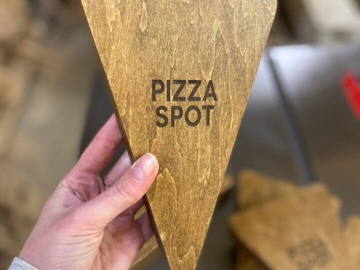 Гравіювання логотипа Pizza Spot на тонованій фанері