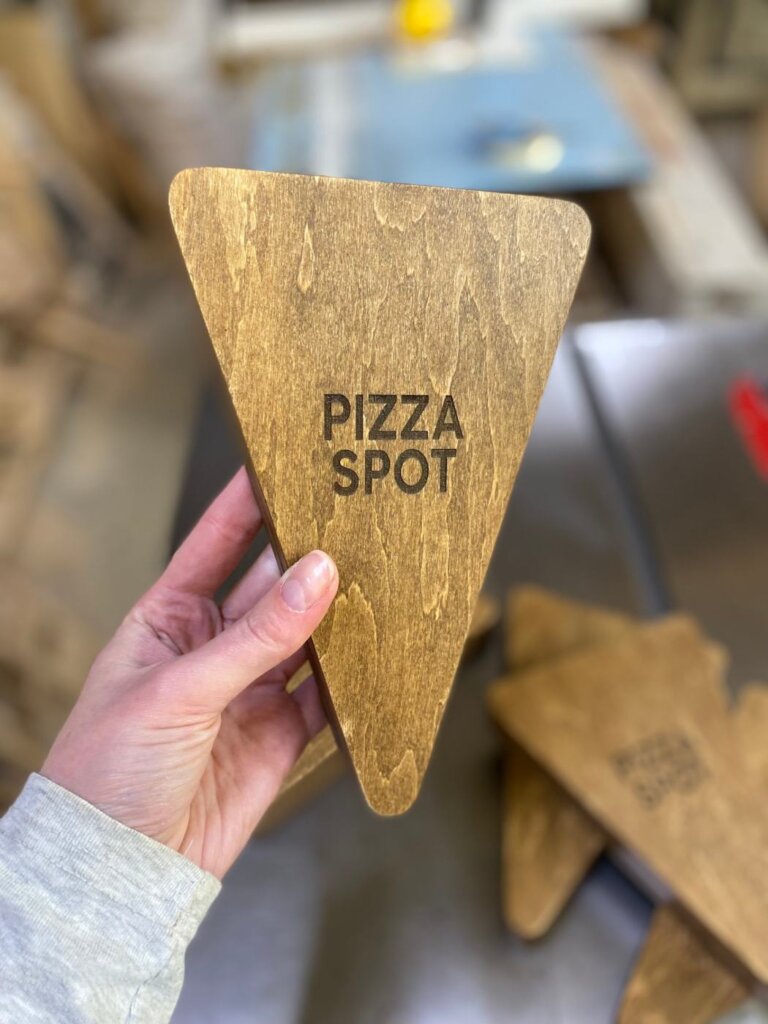 Гравіювання логотипа Pizza Spot на тонованій фанері