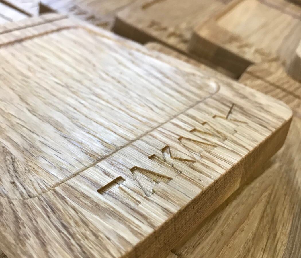 Серія дубових підставок для подачі кави з фрезерованим логотипом TAKAVA