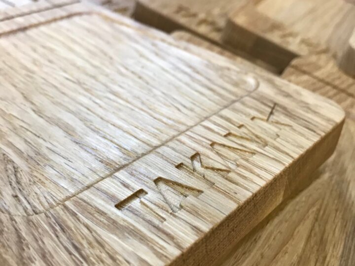 Дубовые подставки для подачи кофе с логотипом для TAKAVA